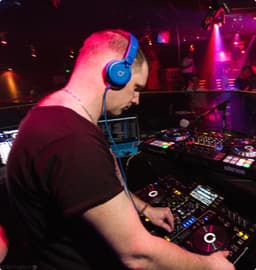 Alex DJ-ként dolgozik